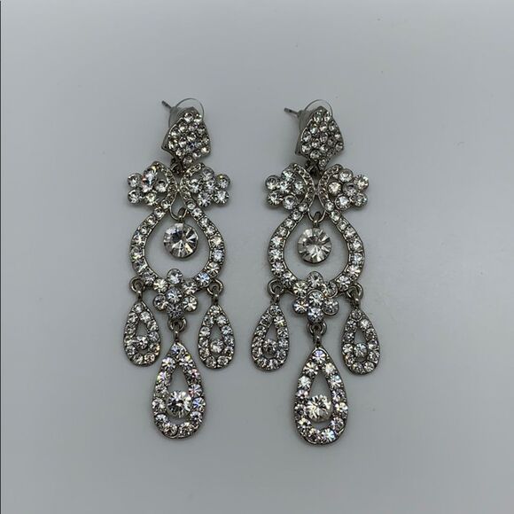 NWT Beautifully Elegant Chandelier Earrings - Picture 6 of 7